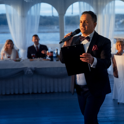 Ведущий Андрей Затеев