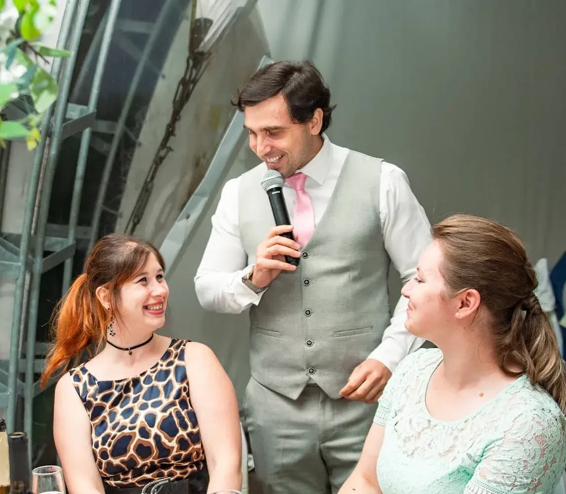 Ведущий Александр Хорошев