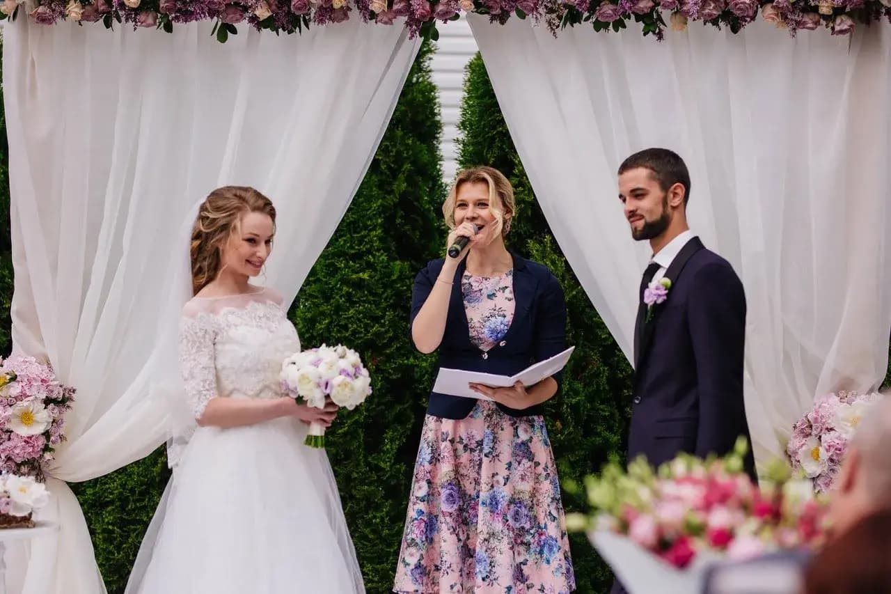 Ведущая Саша Пушкина