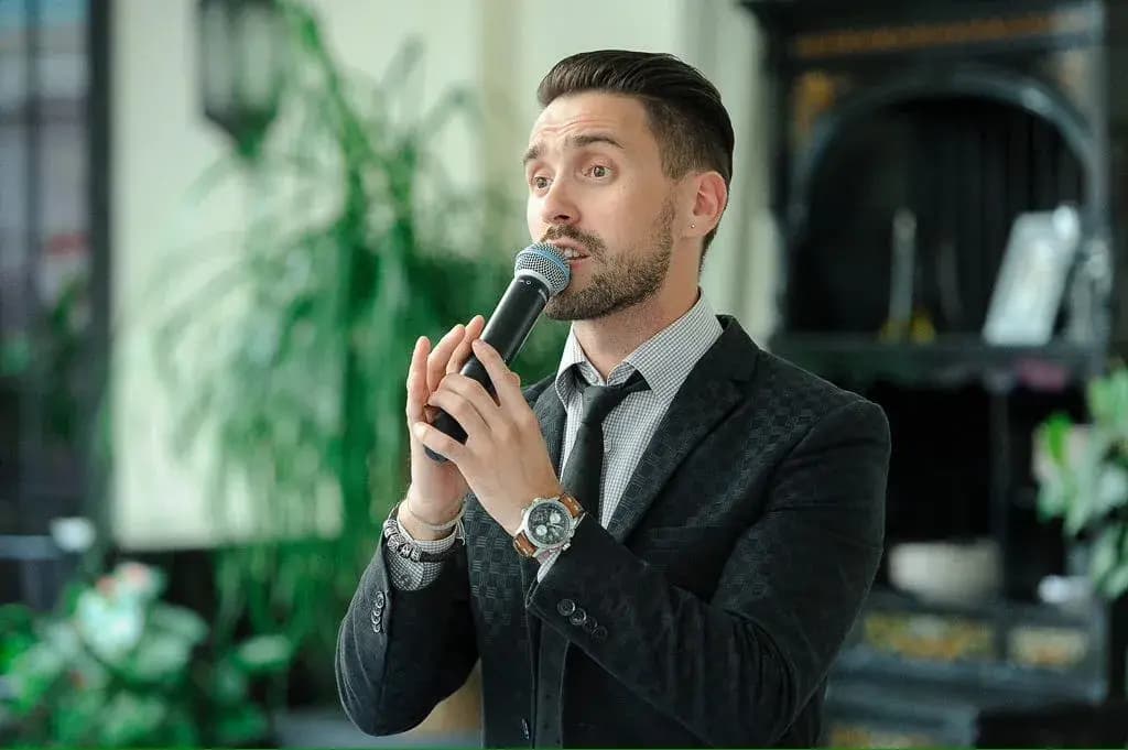 Ведущий Максим Главатских