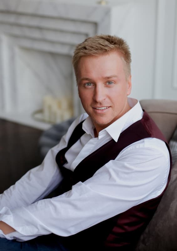 Ведущий Денис Филимонов