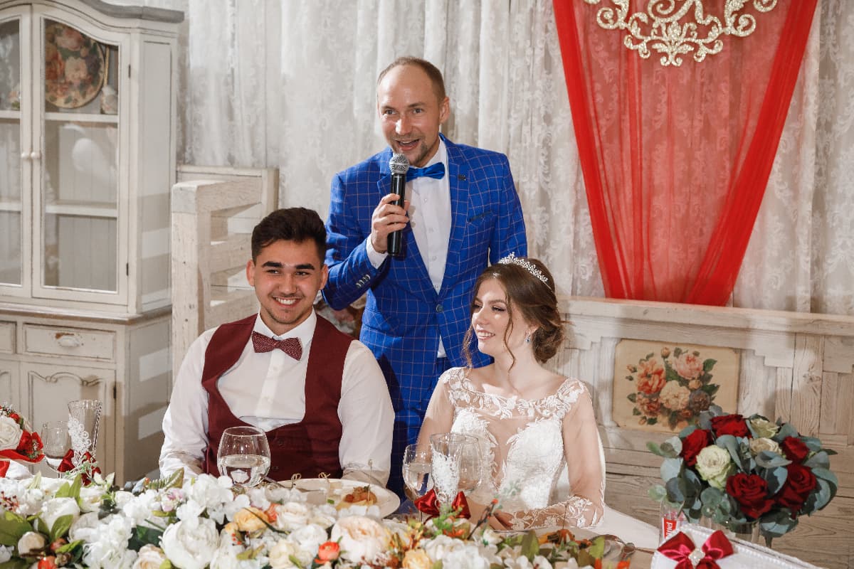 Ведущий Виталий Вялов