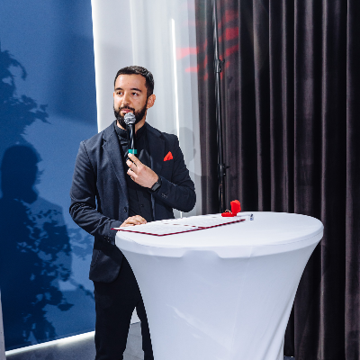 Ведущий Дмитрий Полухин