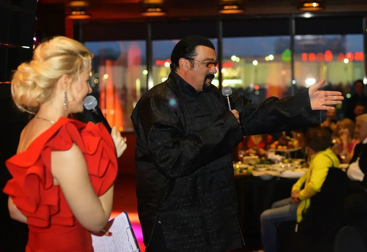 Ведущая Саша Пушкина