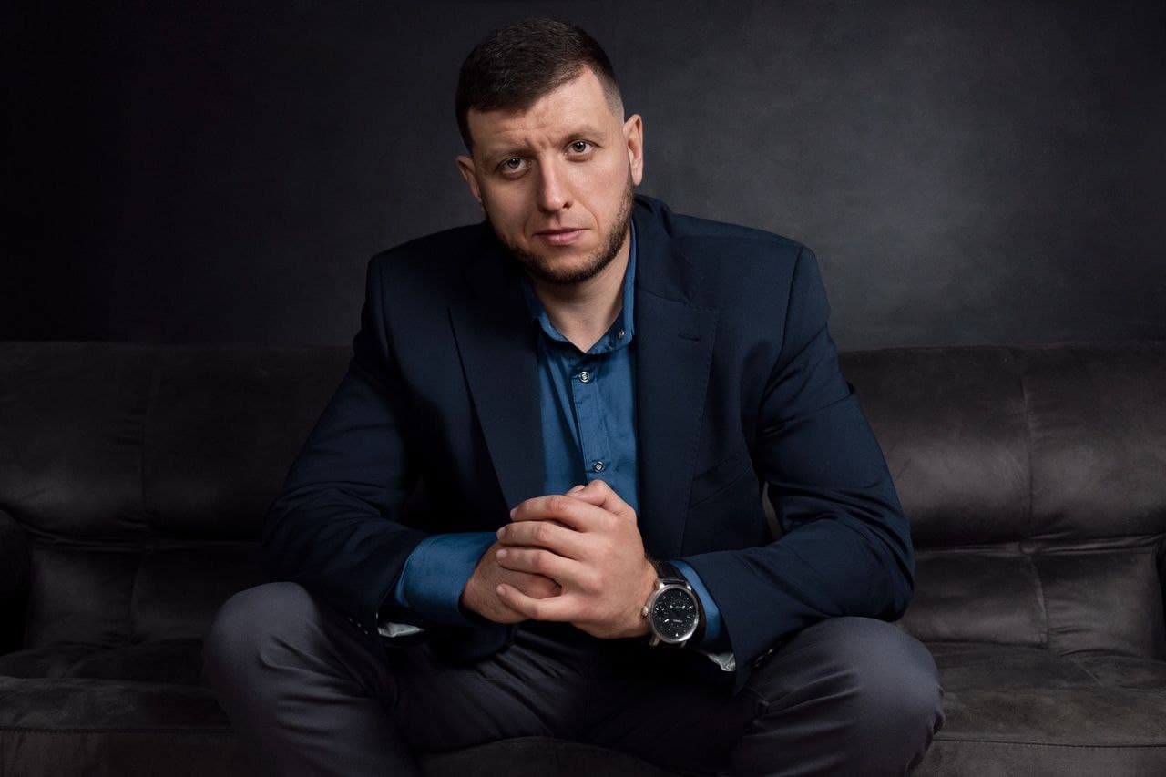 Ведущий Алексей Котов