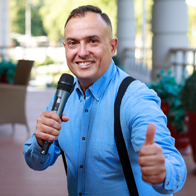 Ведущий Андрей Затеев