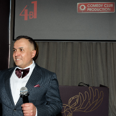 Ведущий Андрей Затеев