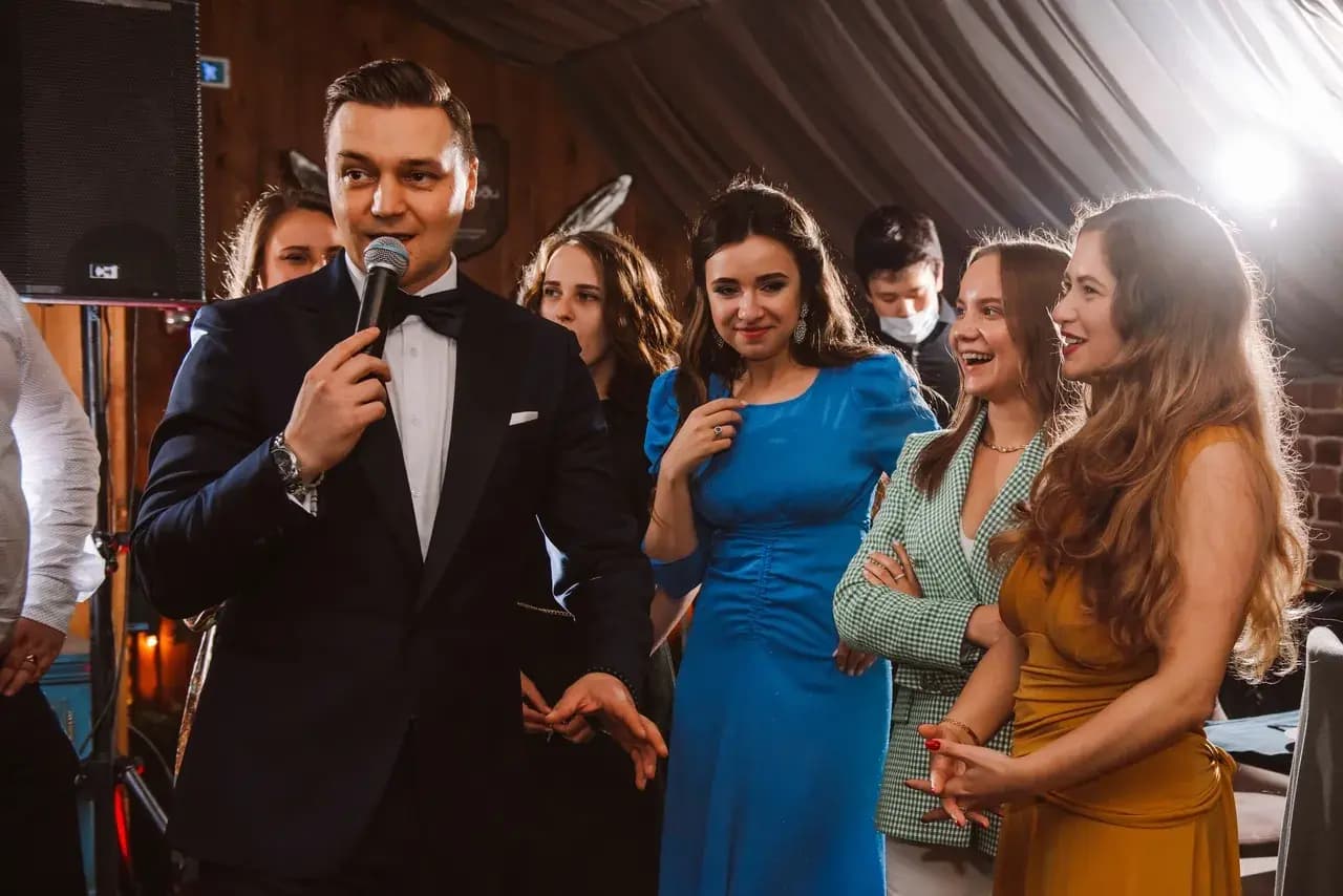 Ведущий Евгений Ярс