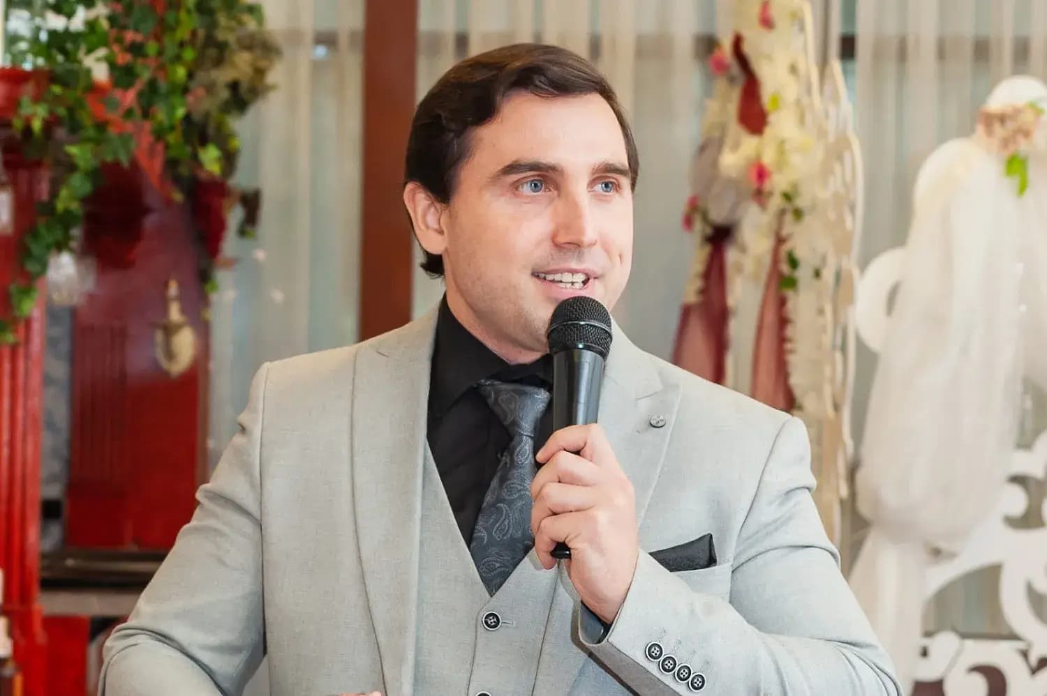 Ведущий Александр Хорошев