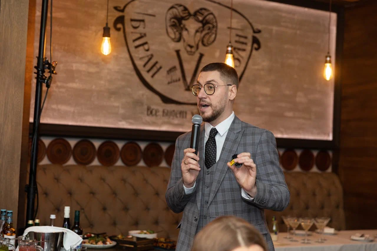 Ведущий Павел Ерофеев