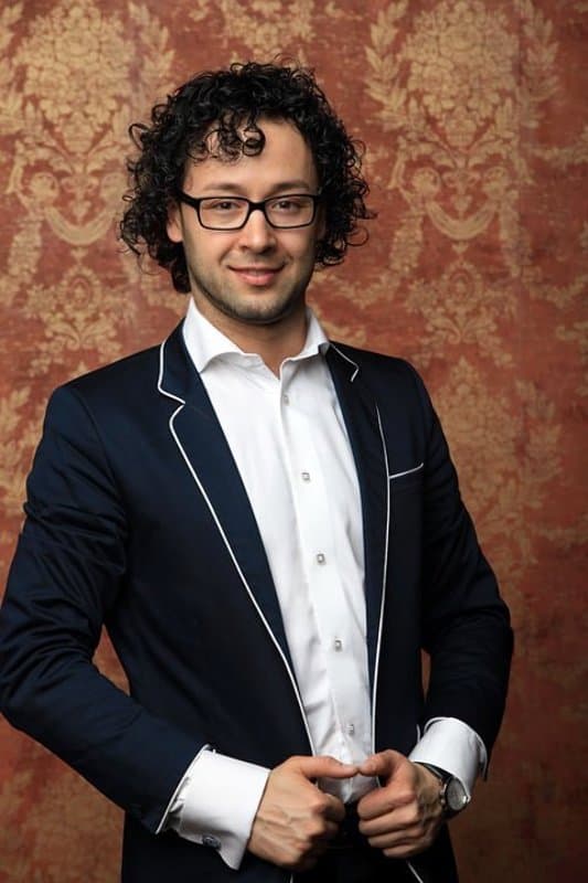 Ведущий Руслан Лойм