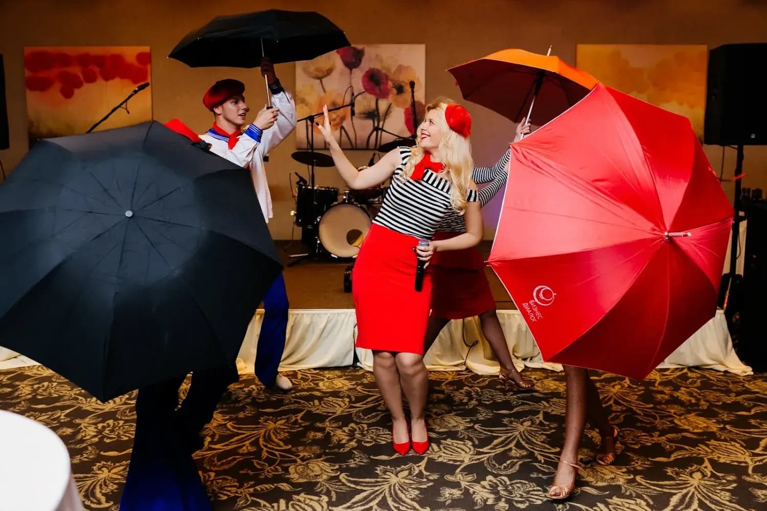 Ведущая Саша Пушкина