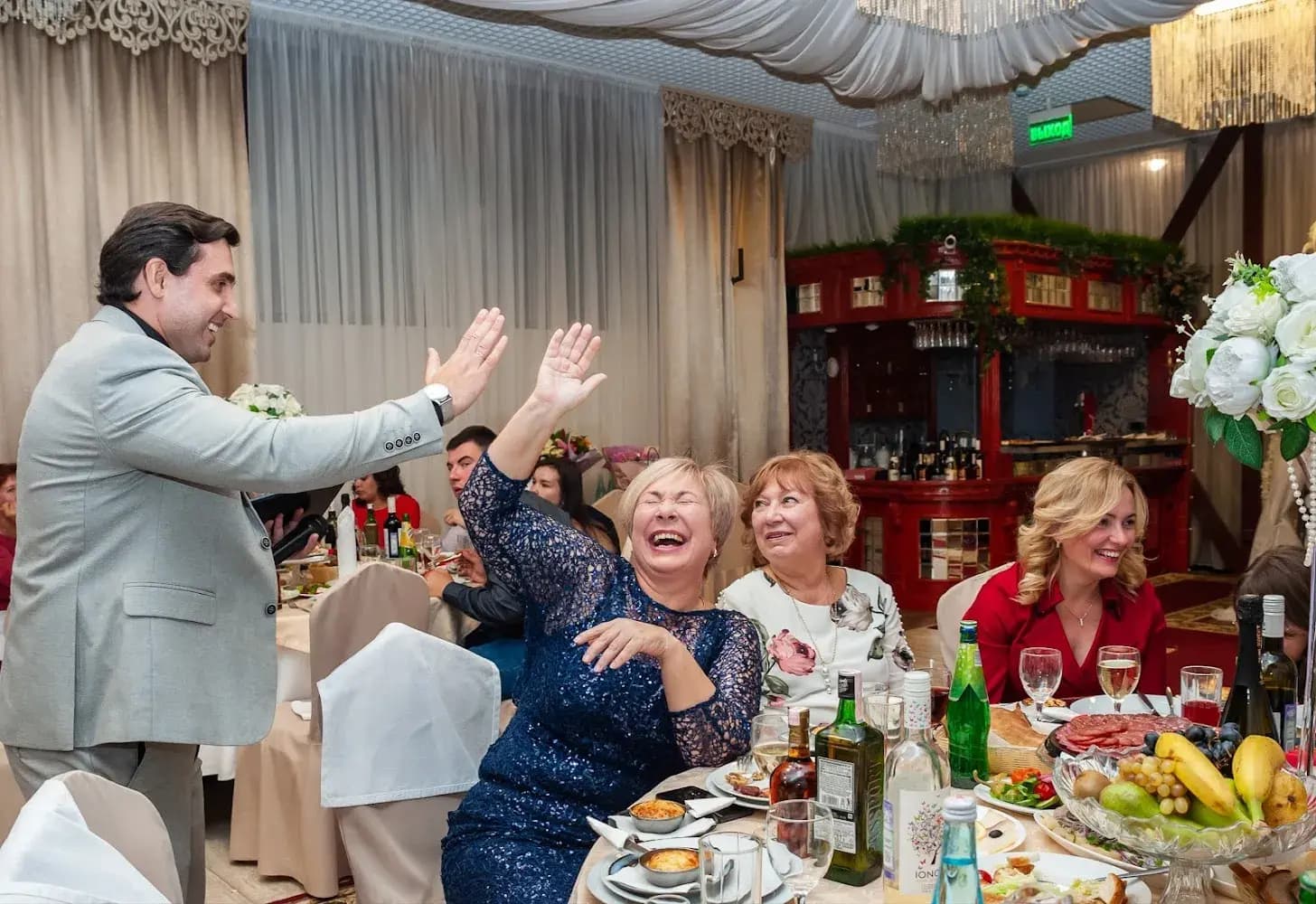 Ведущий Александр Хорошев