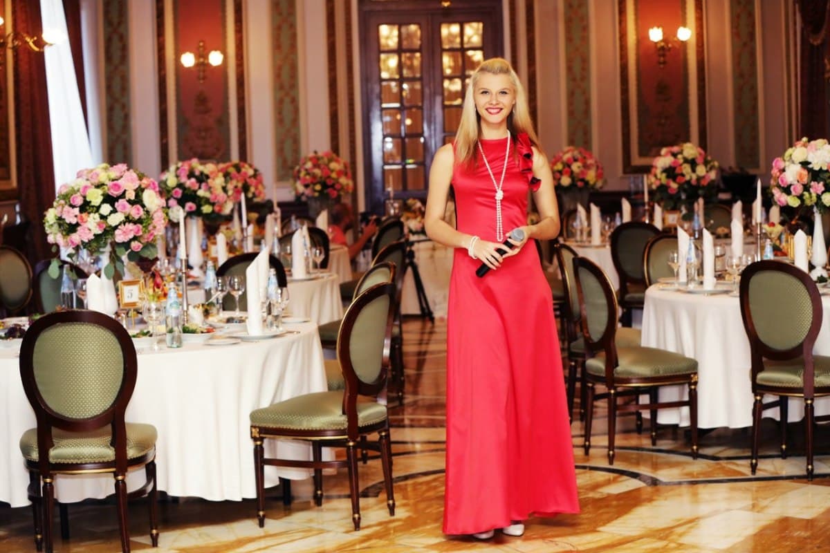 Ведущая Саша Пушкина