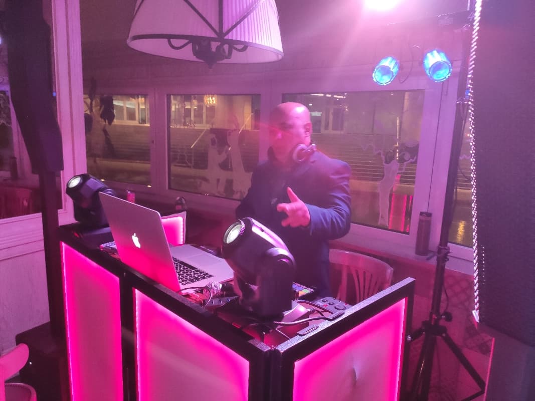 Ведущий Виталий Вялов