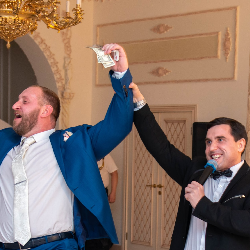 Ведущий Александр Хорошев