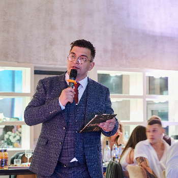 Ведущий Марк Смирнов