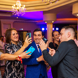 Ведущий Александр Хорошев