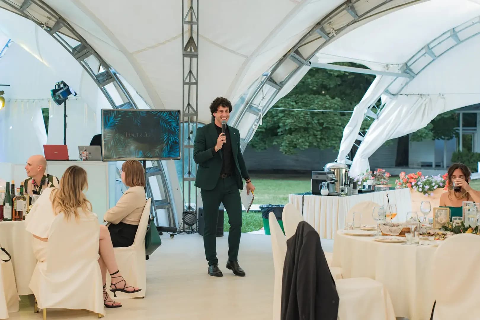 Ведущий Михаил Зайцев