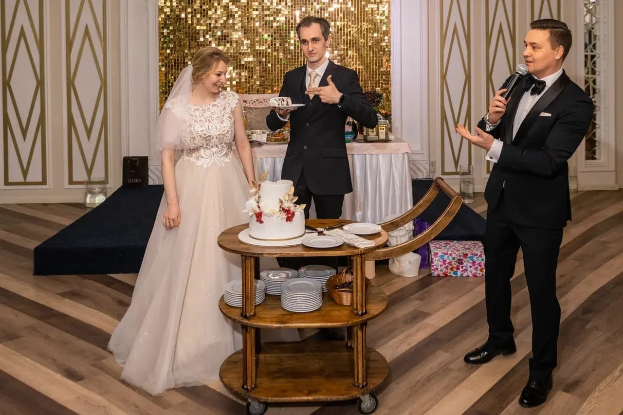 Ведущий Евгений Ярс