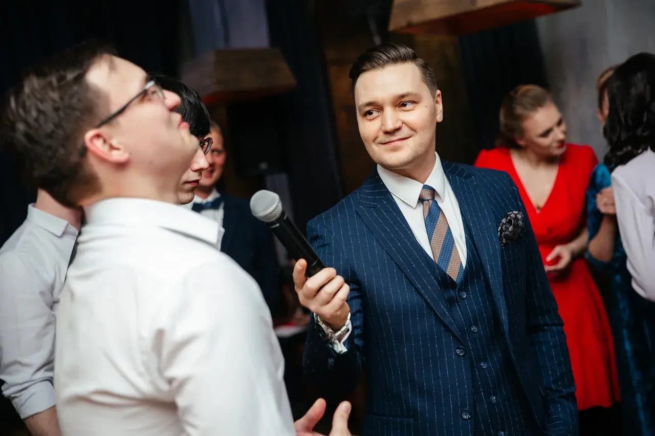 Ведущий Евгений Ярс