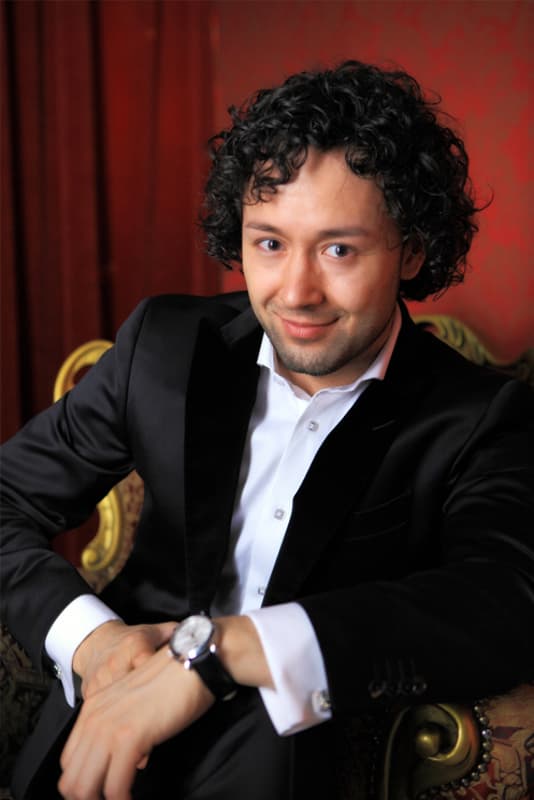 Ведущий Руслан Лойм