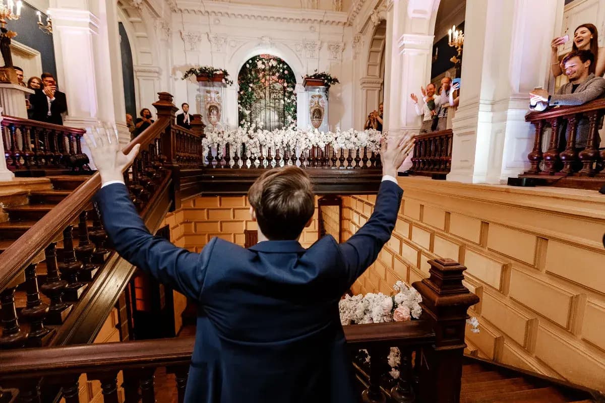 Ведущий Сергей Каушлы