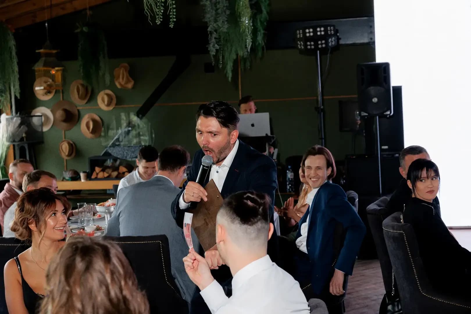 Ведущий Марат Волошин