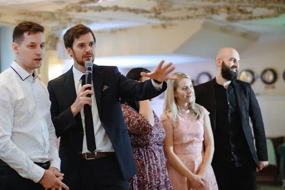 Ведущий Сергей Каушлы