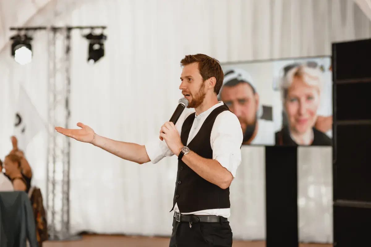 Ведущий Сергей Каушлы