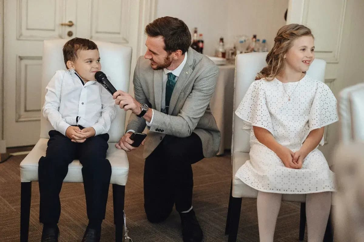 Ведущий Сергей Каушлы