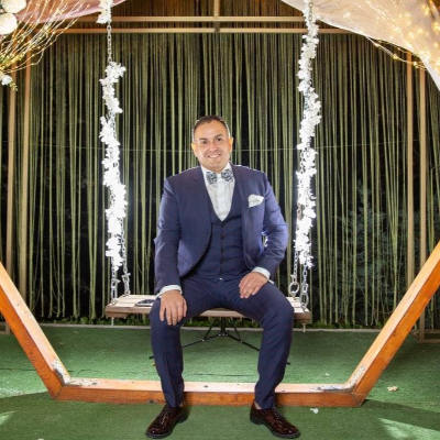 Ведущий Андрей Затеев