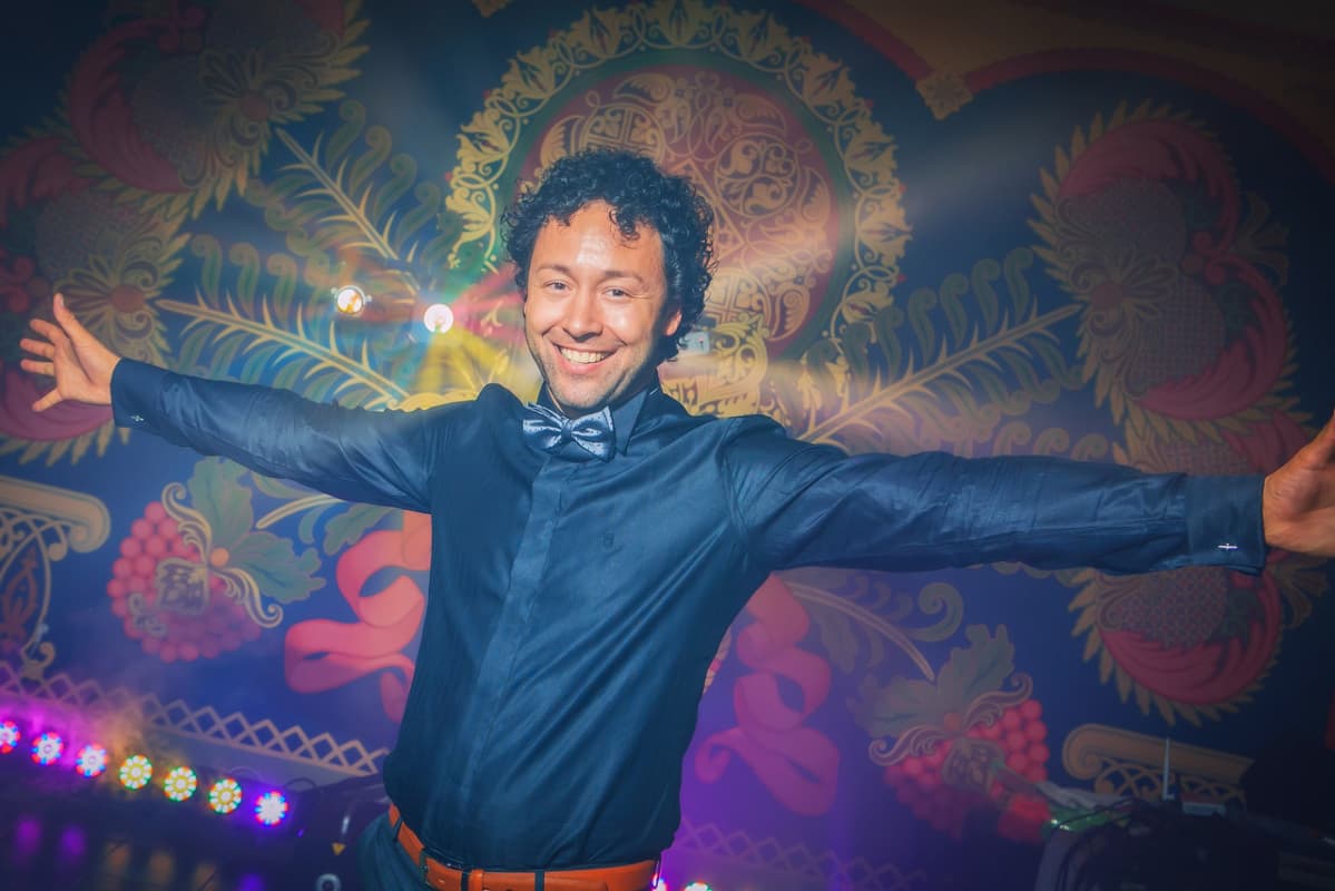 Ведущий Руслан Лойм