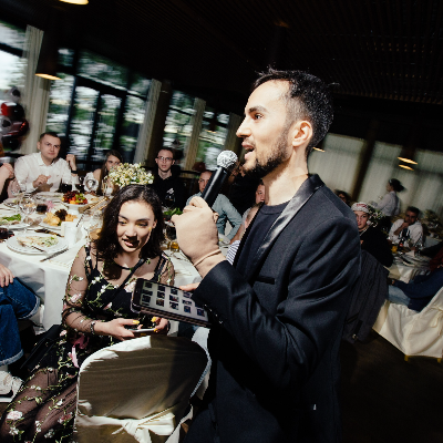 Ведущий Тимур Султанов