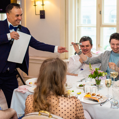 Ведущий Андрей Затеев