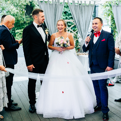 Ведущий Андрей Затеев