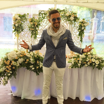 Ведущий Максим Главатских