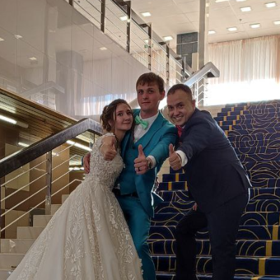 Ведущий Андрей Затеев