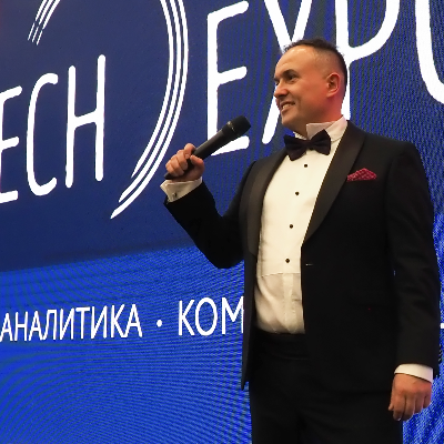 Ведущий Андрей Затеев