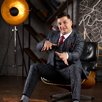 Ведущий Марк Смирнов