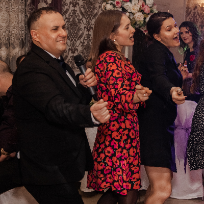 Ведущий Андрей Затеев