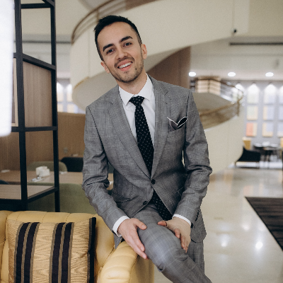 Ведущий Тимур Султанов