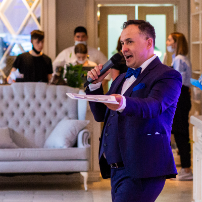 Ведущий Андрей Затеев