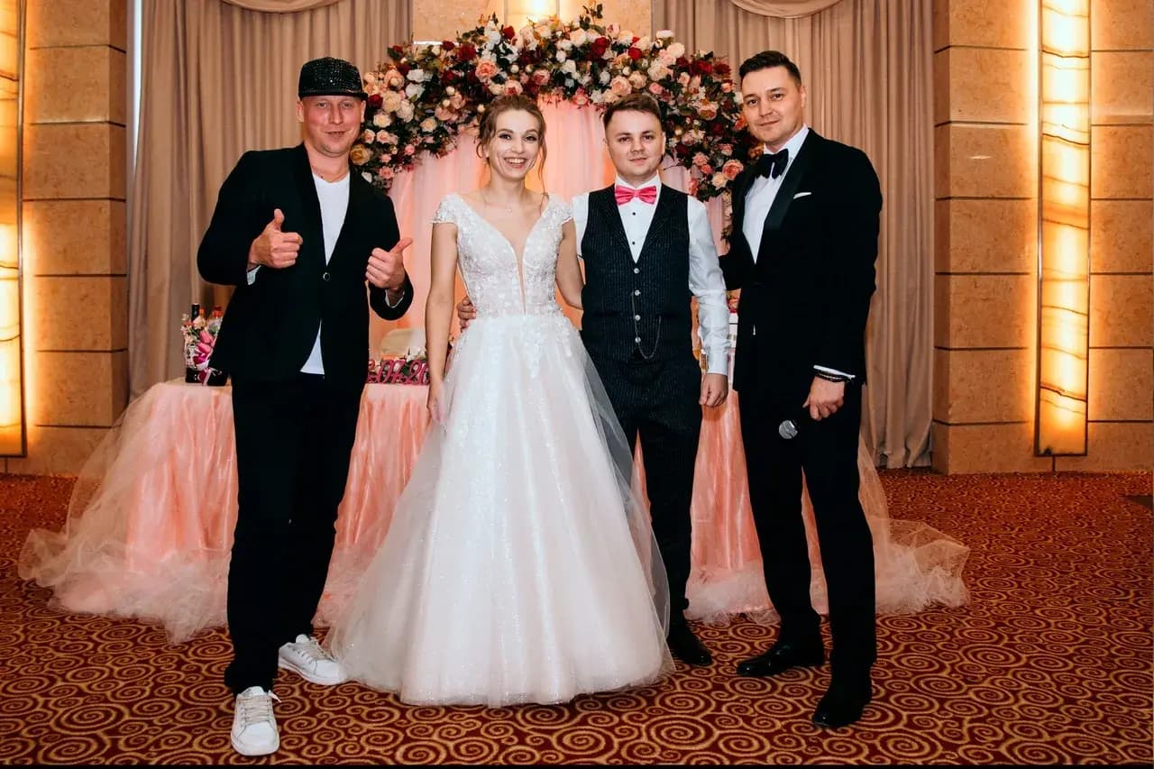 Ведущий Евгений Ярс