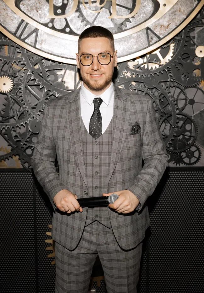 Ведущий Павел Ерофеев