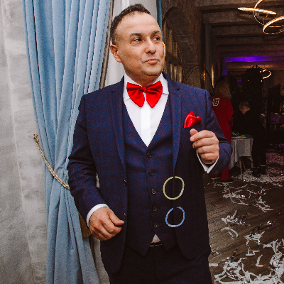 Ведущий Андрей Затеев