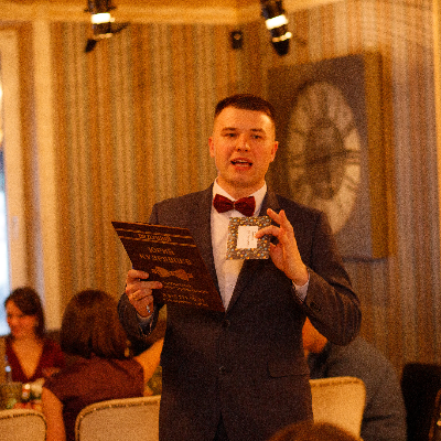 Ведущий Юрий Кудрявцев