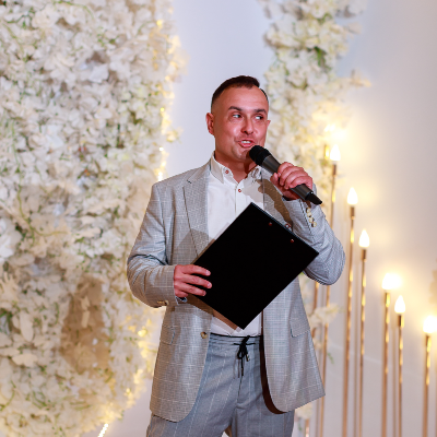 Ведущий Андрей Затеев