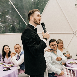 Ведущий Стас Курдаков