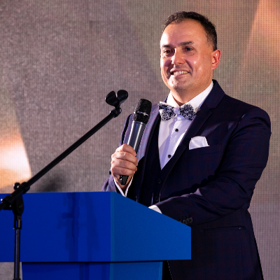 Ведущий Андрей Затеев